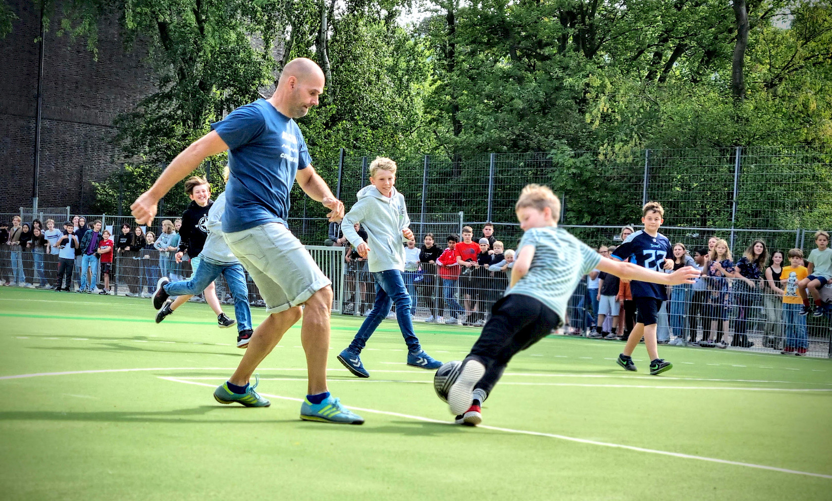 Ein grünes Wunder - unser neuer Sportplatz! Foto: Mad